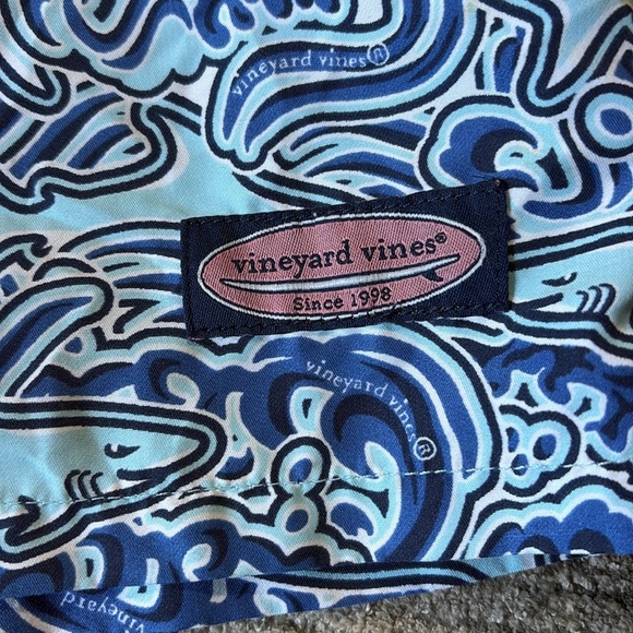 Vineyard Vines Ocean Wave Swim Trunks - men’s small - great condition - Picture 2 of 6